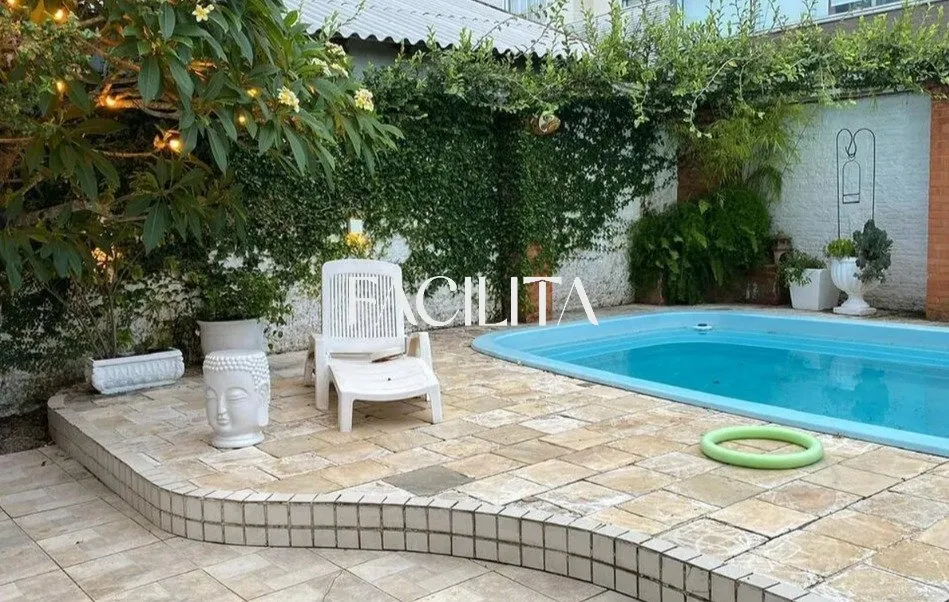 Casa mobiliada com 3 quartos e jardim privativo