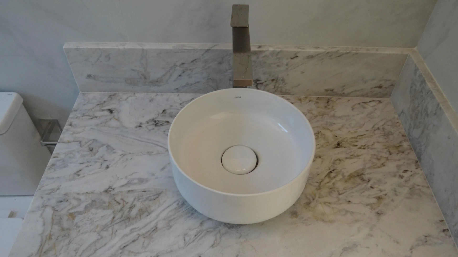 Casa de 384 m² com janelas do piso ao teto e varanda gourmet — photo 52