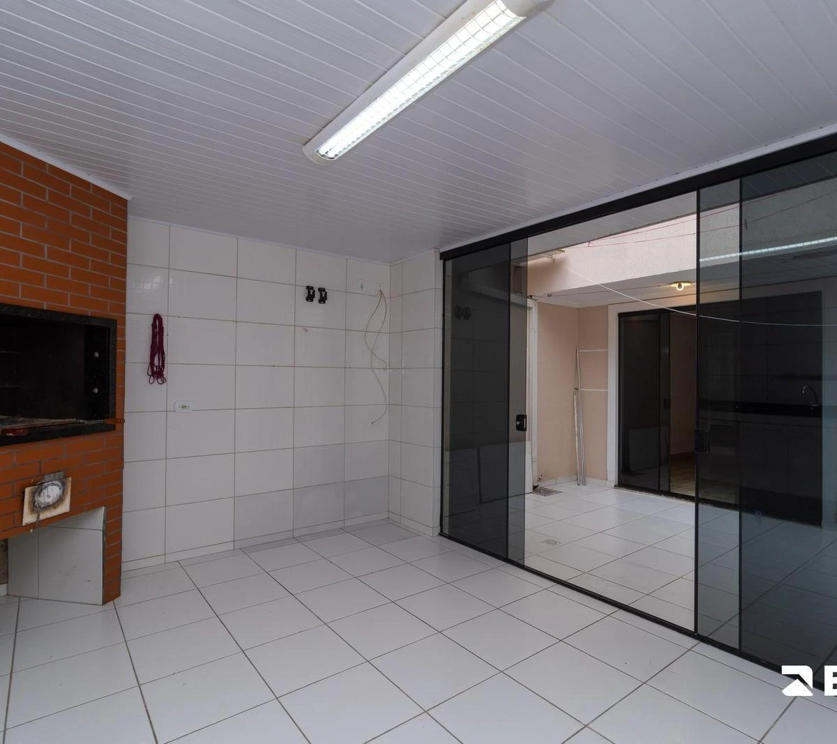 Balcony with a grill in a 3-bedroom house, 118 m² — photo 45