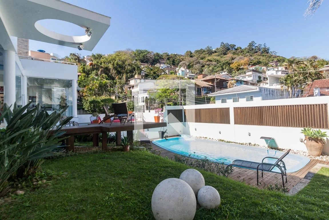 Furnished studio in a building with a pool — photo 6