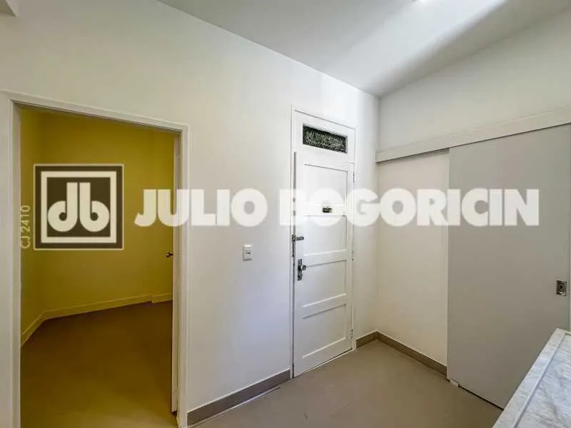 Walk-in closet in a 3-bedroom apartment, 110 m² — photo 21