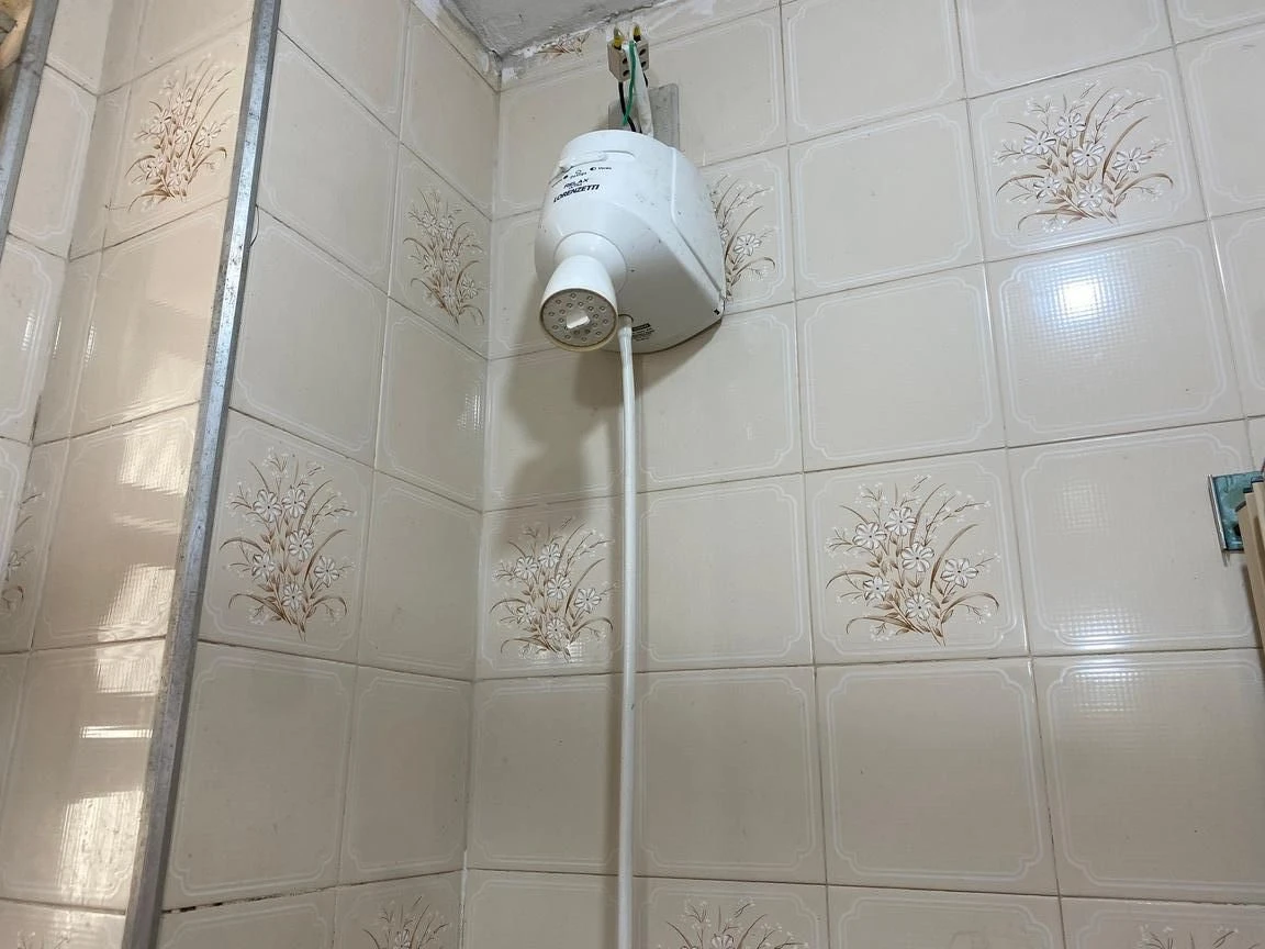 Apartamento com 2 quartos e banheiro com box de vidro — photo 32