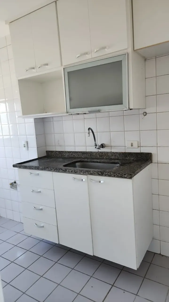 Apartamento de 3 quartos com cozinha fechada e fogão a gás