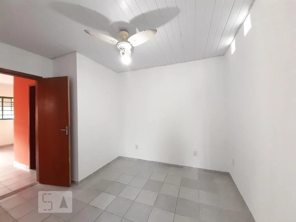 Apartamento sem mobília com cozinha fechada e armários — photo 8