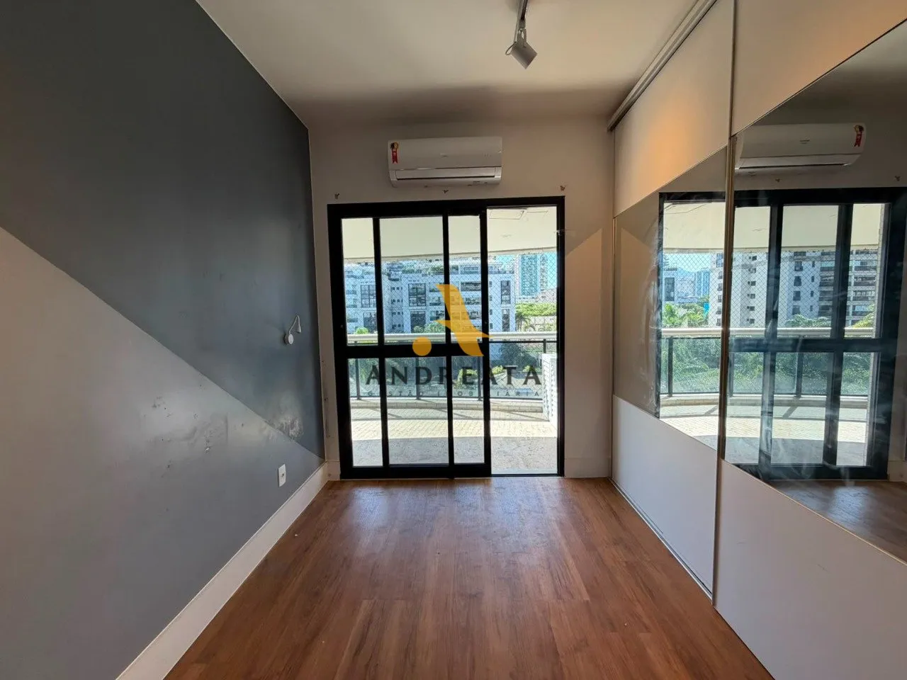 Unfurnished 4-bedroom apartment with 4 bathrooms — photo 18