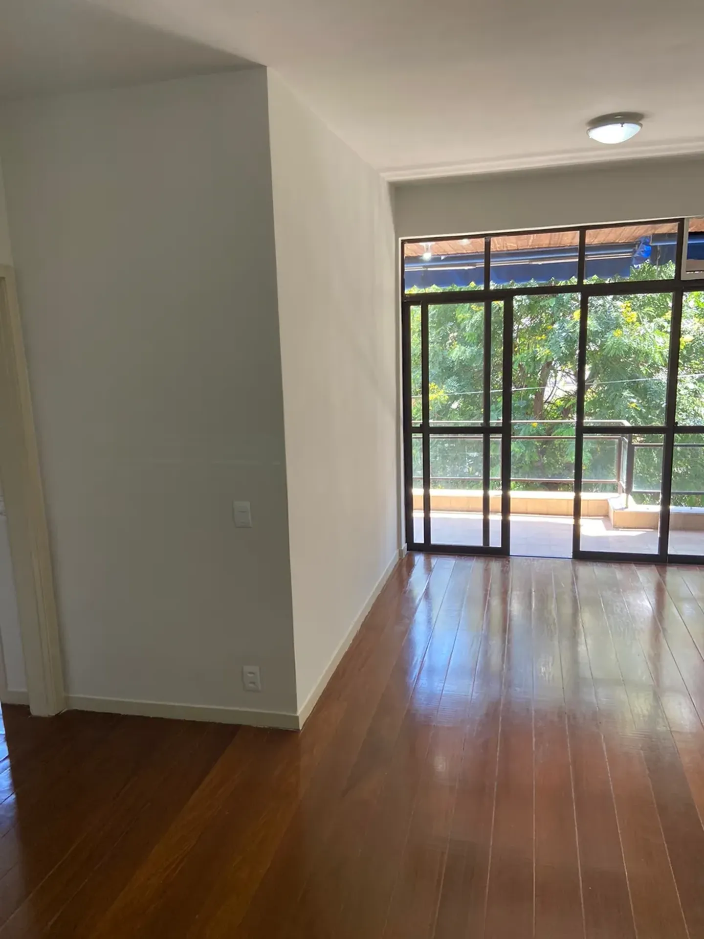 Wood or laminate floors in a 2-bedroom apartment, 70 m² — photo 5