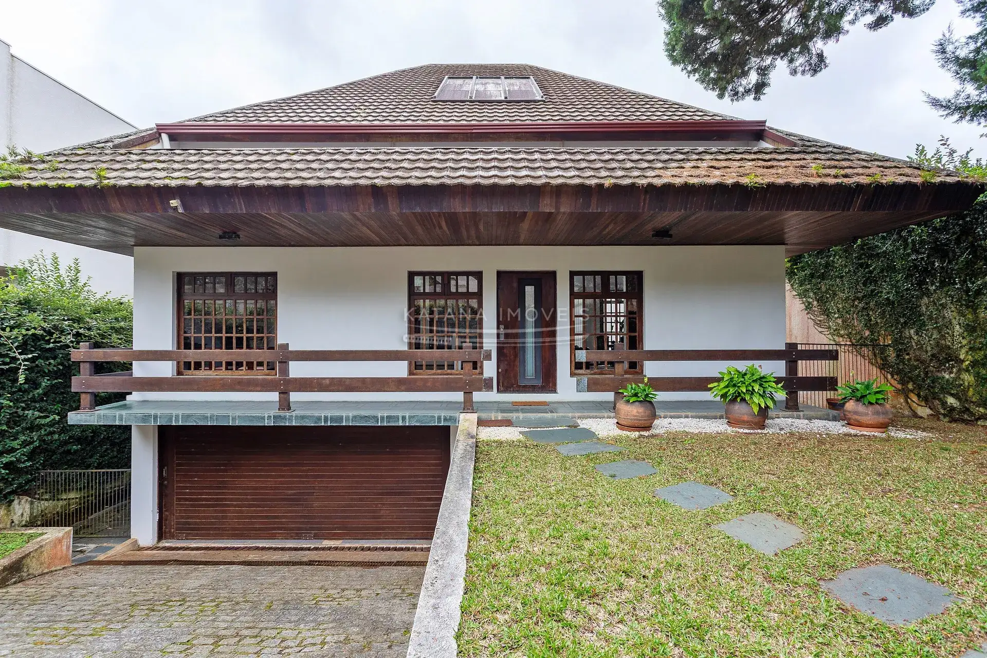 House with a closed kitchen and gas stove, 4 bedrooms