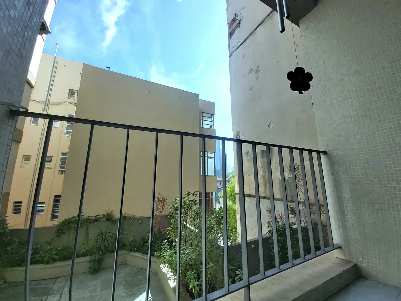 One-bedroom apartment in a building with a gym — photo 15