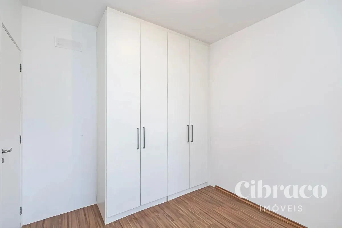 Balcony with a grill in a 4-bedroom apartment, 131 m² — photo 32