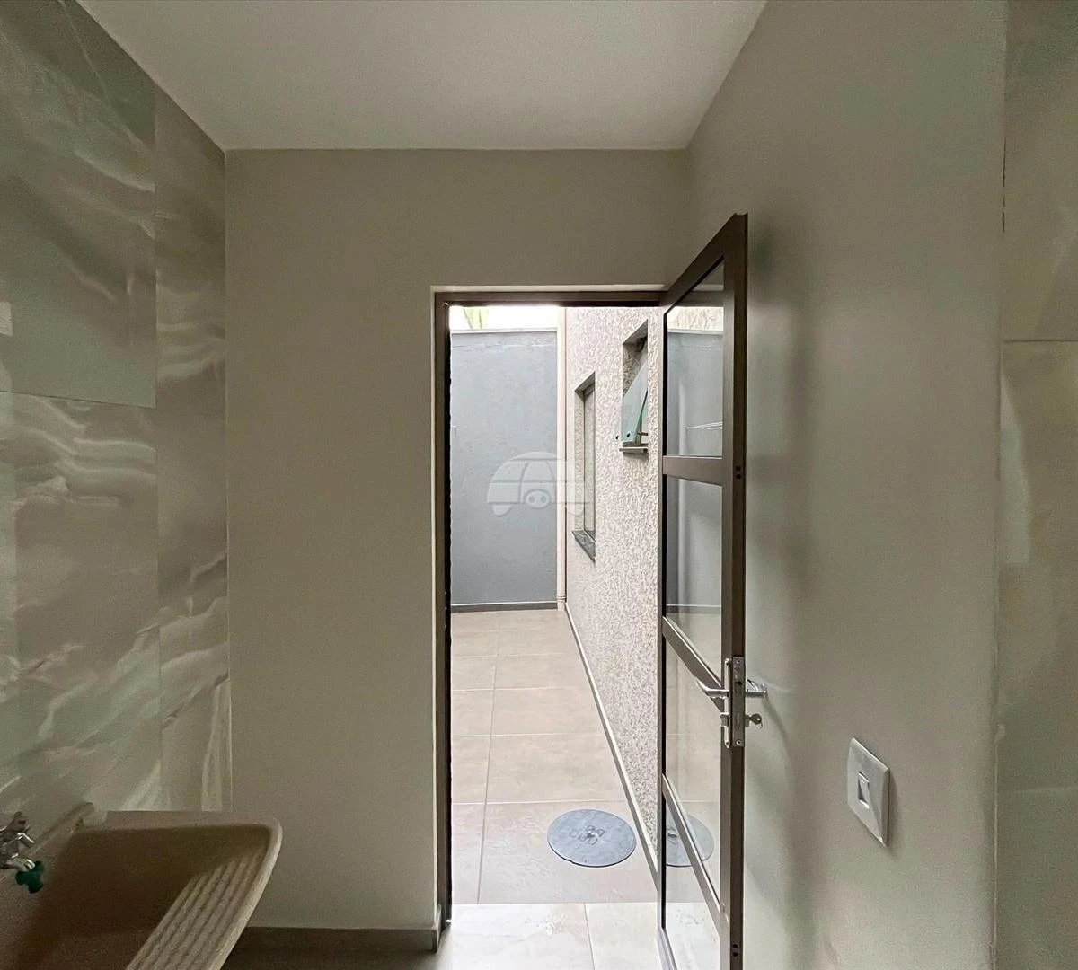 39 m² house with a glass shower enclosure — photo 9