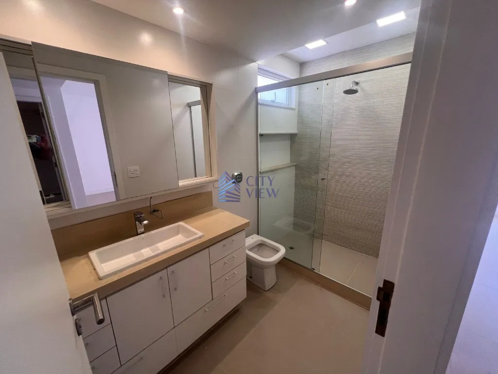 4-bedroom apartment with 5 bathrooms and a balcony — photo 13