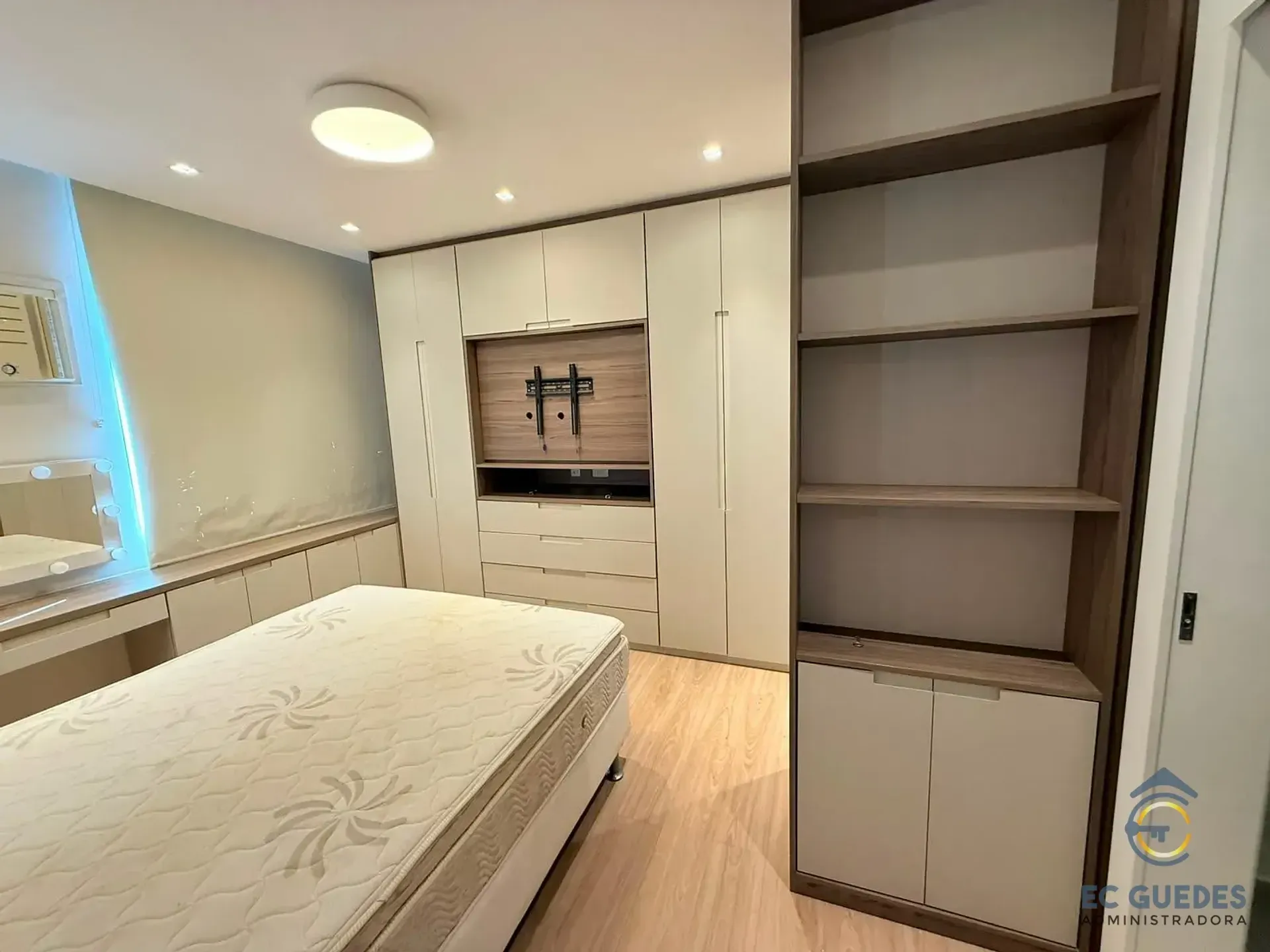 Furnished 3-bedroom apartment with glassed balcony — photo 29