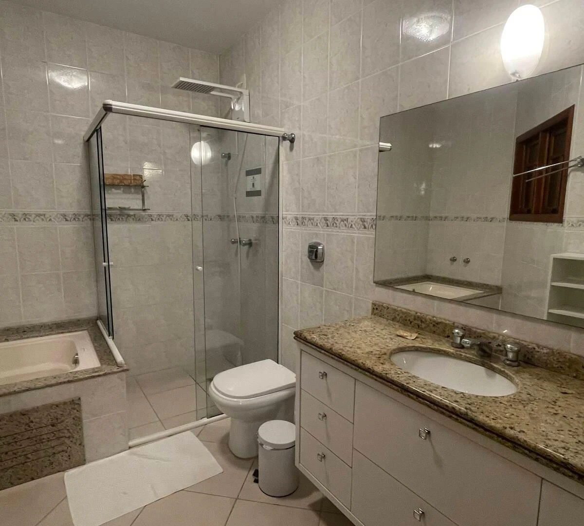 232 m² house with a walk-in closet and a bathtub — photo 4