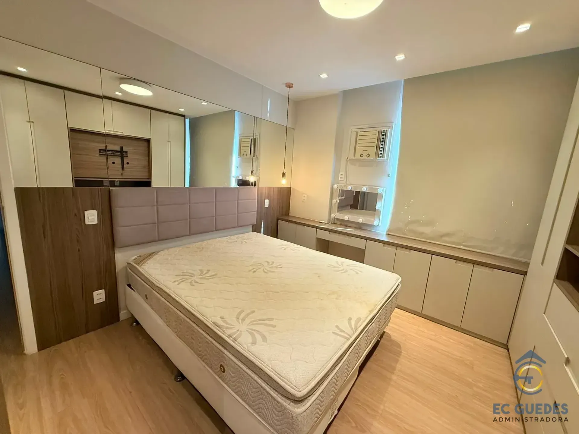 Furnished 3-bedroom apartment with glassed balcony — photo 27