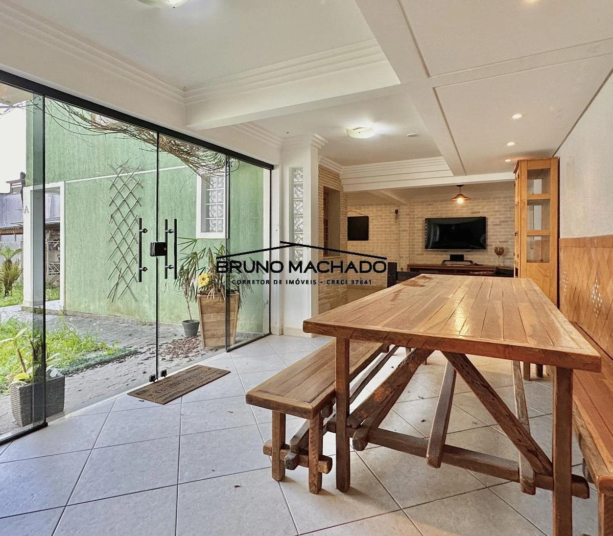3-bedroom house with a walk-in closet in Curitiba — photo 25