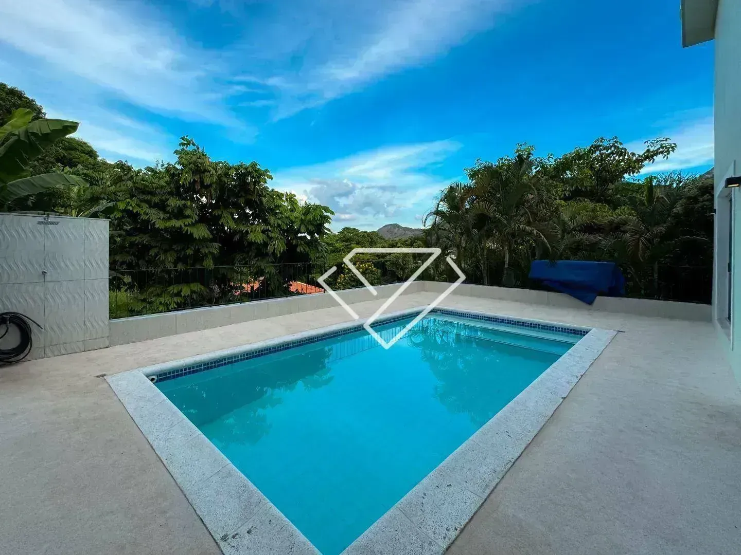 House with 3 bedrooms and 4 bathrooms on 600 m² — photo 2