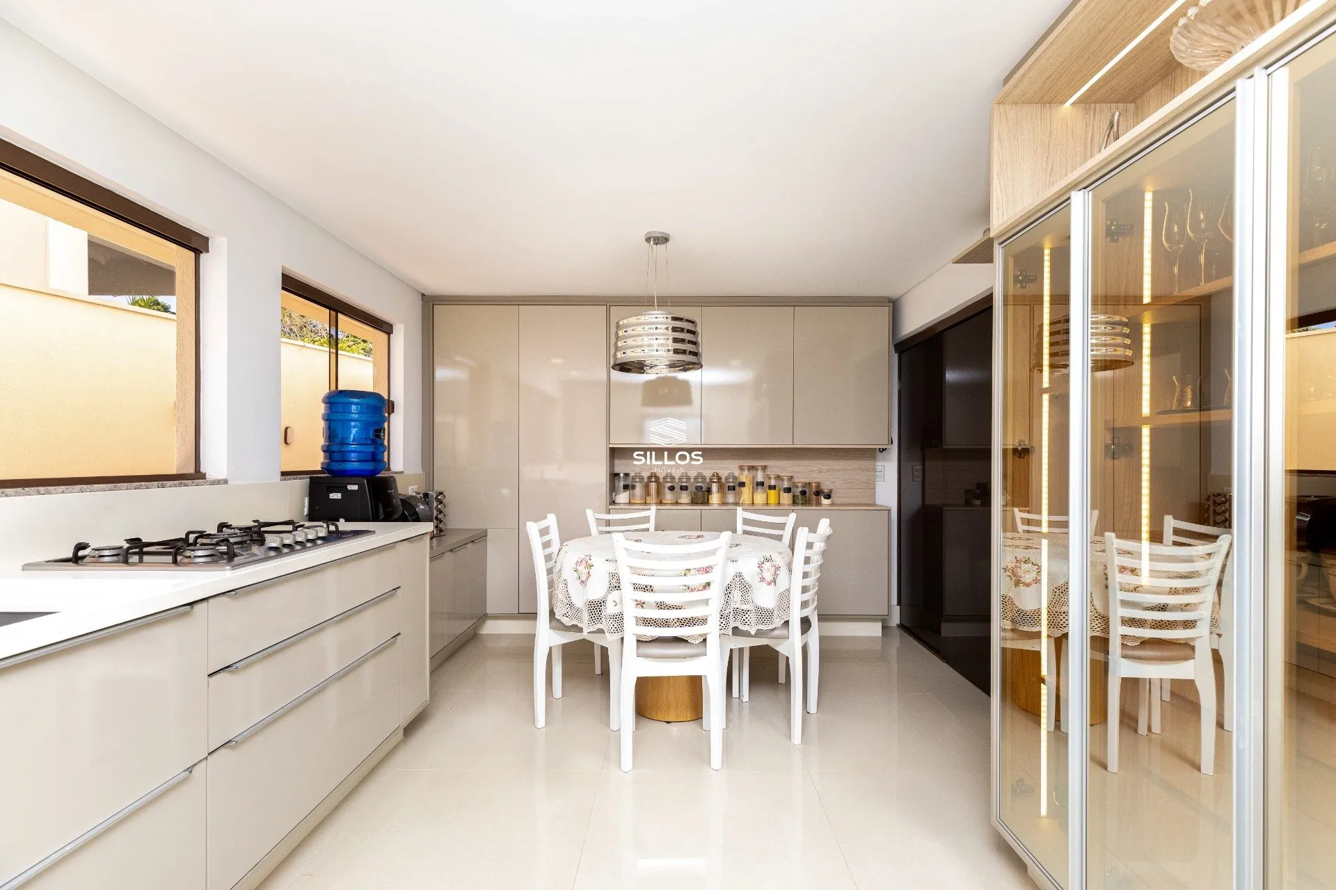 House with 4 bedrooms, 8 parking spaces in a condo — photo 9