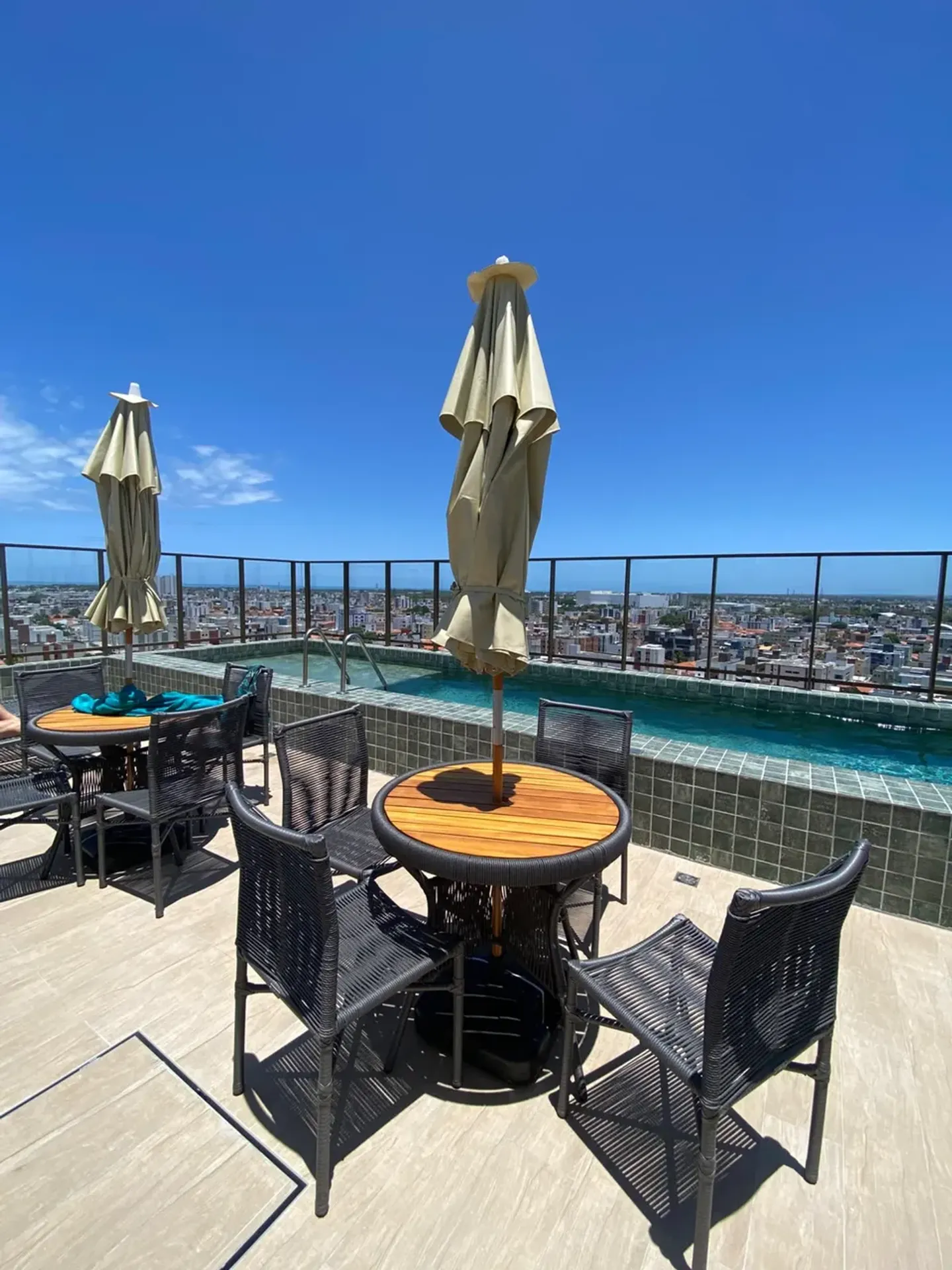 Balcony with a grill in a 2-bedroom apartment, 62 m² — photo 11