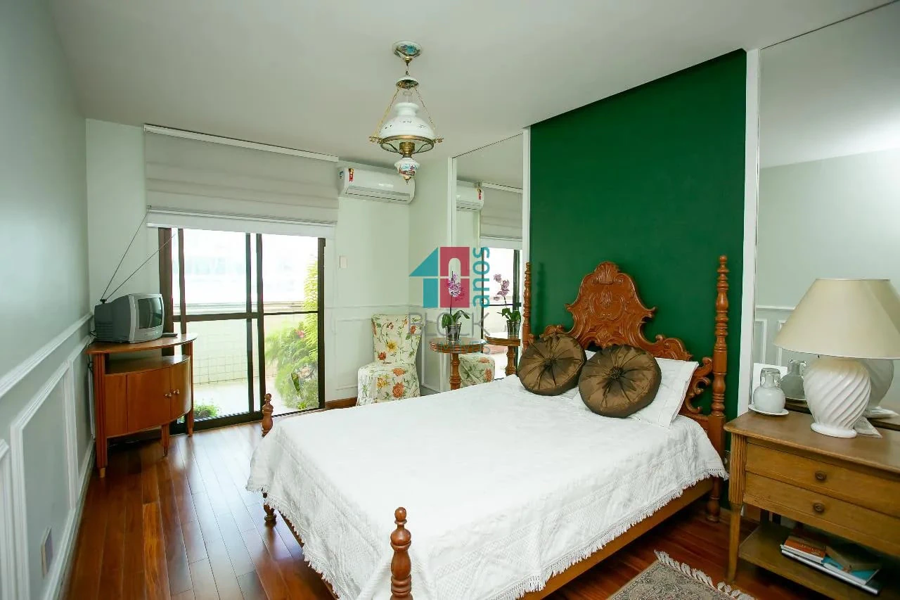 Glass-enclosed balcony in a 4-bedroom apartment, 226 m² — photo 9