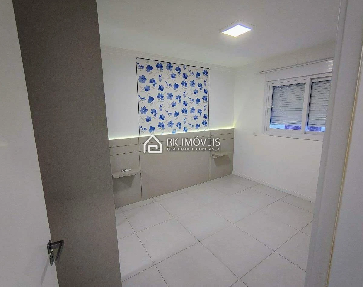 One-bedroom apartment in a building with a pool — photo 7