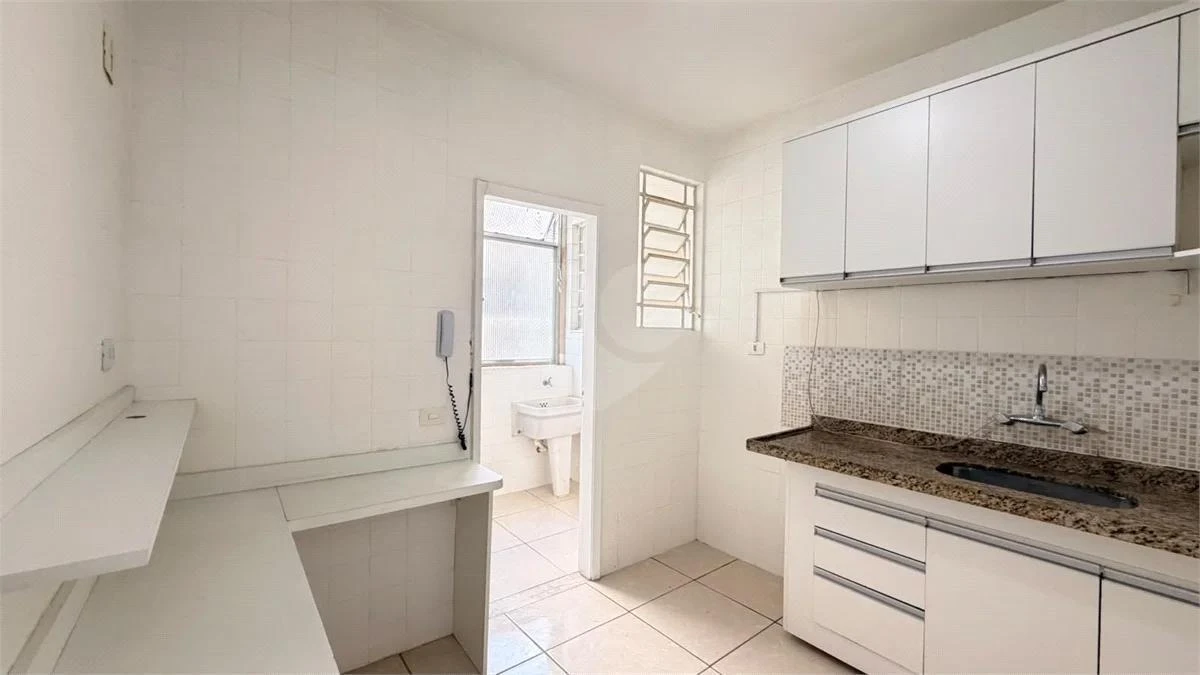 Wood or laminate floors in a 3-bedroom apartment, 91 m² — photo 2