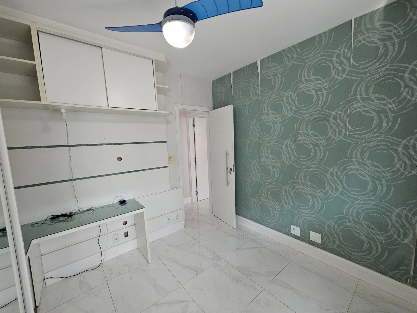 3-bedroom apartment with an en-suite and glass balcony — photo 13