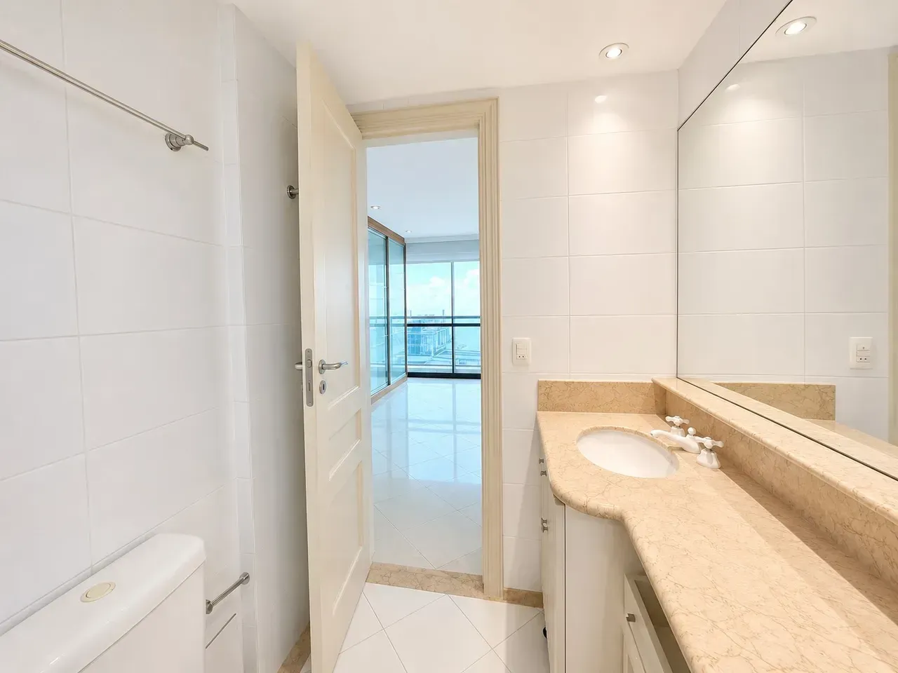 165 m² apartment with 4 bedrooms and 4 bathrooms — photo 17