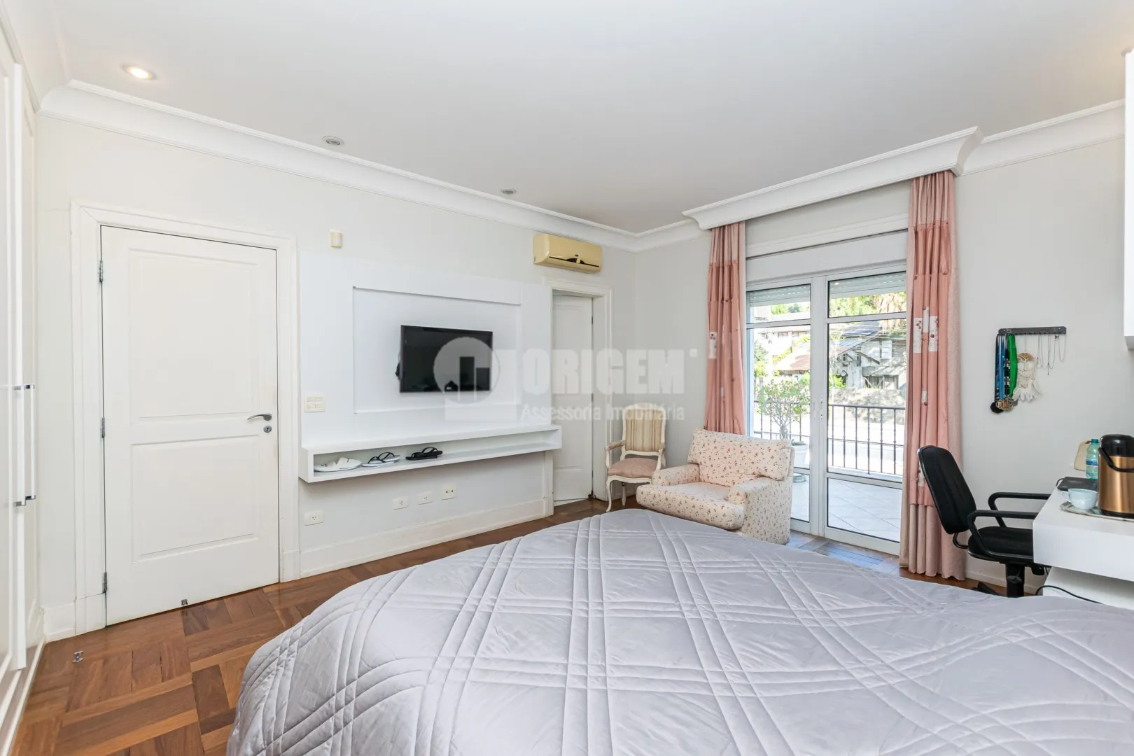 589 m² house with a bathtub and a water view — photo 27