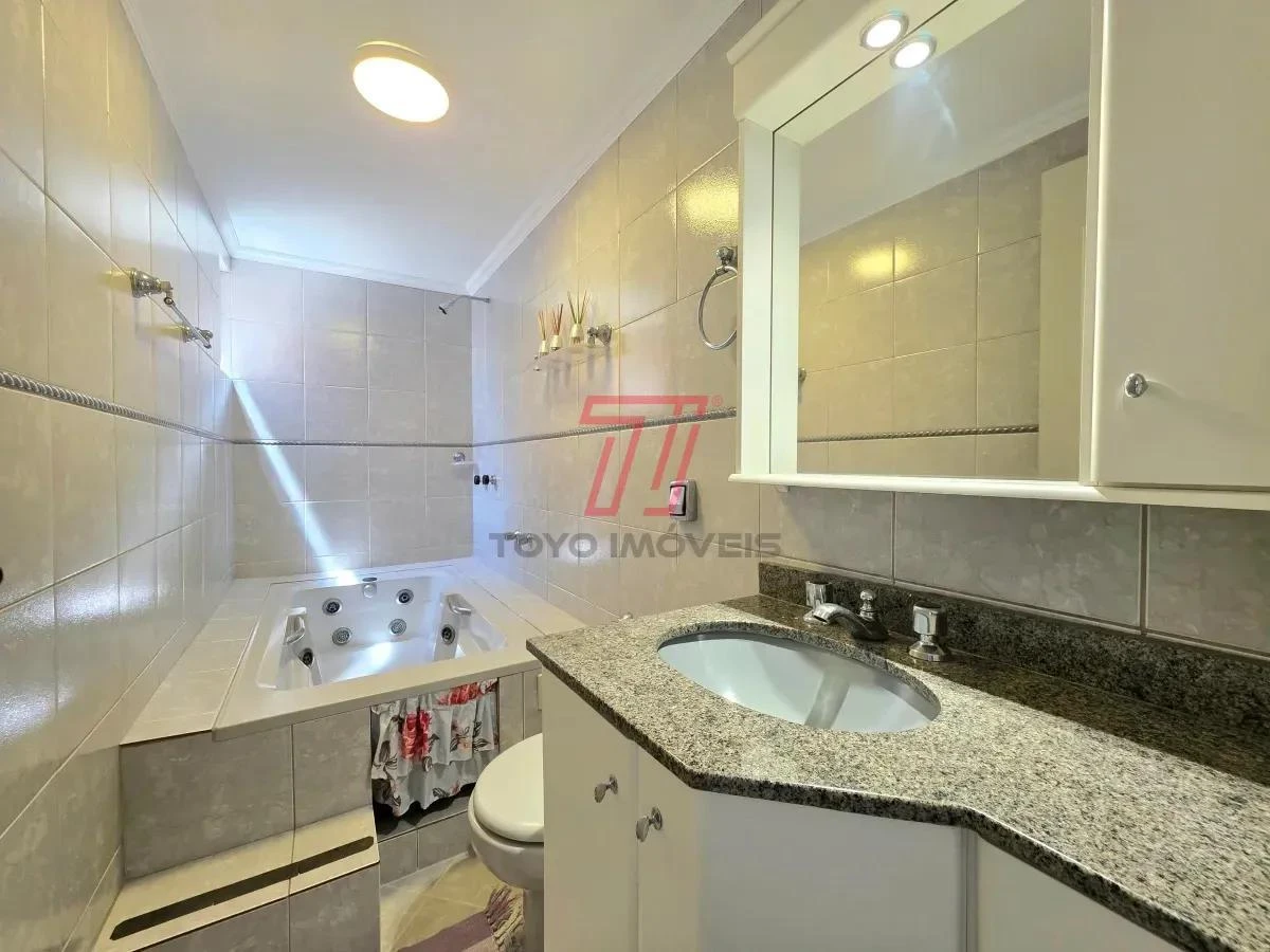3-bedroom apartment with a bathtub in Curitiba — photo 20