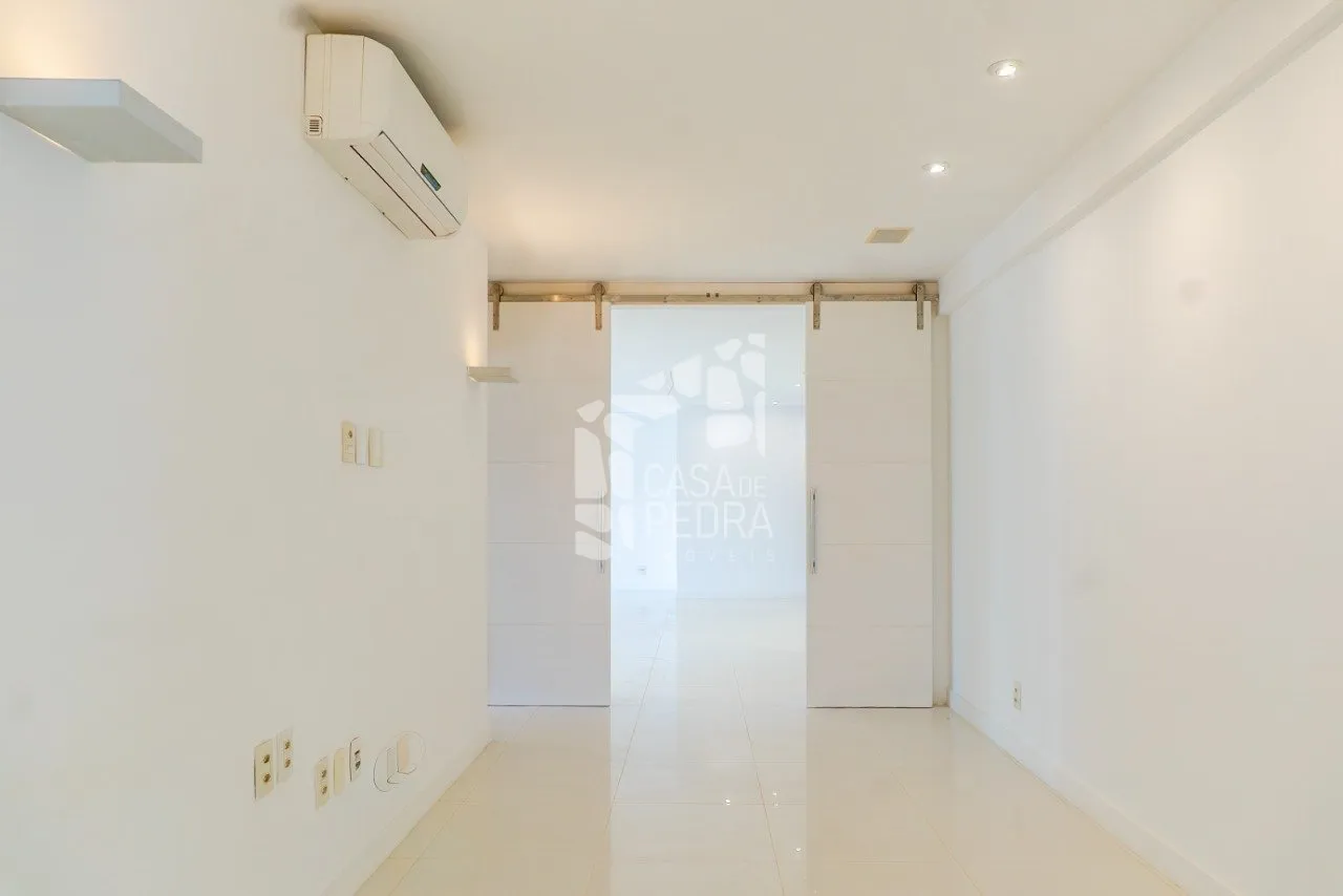 4-bedroom apartment with enclosed glass balcony — photo 15