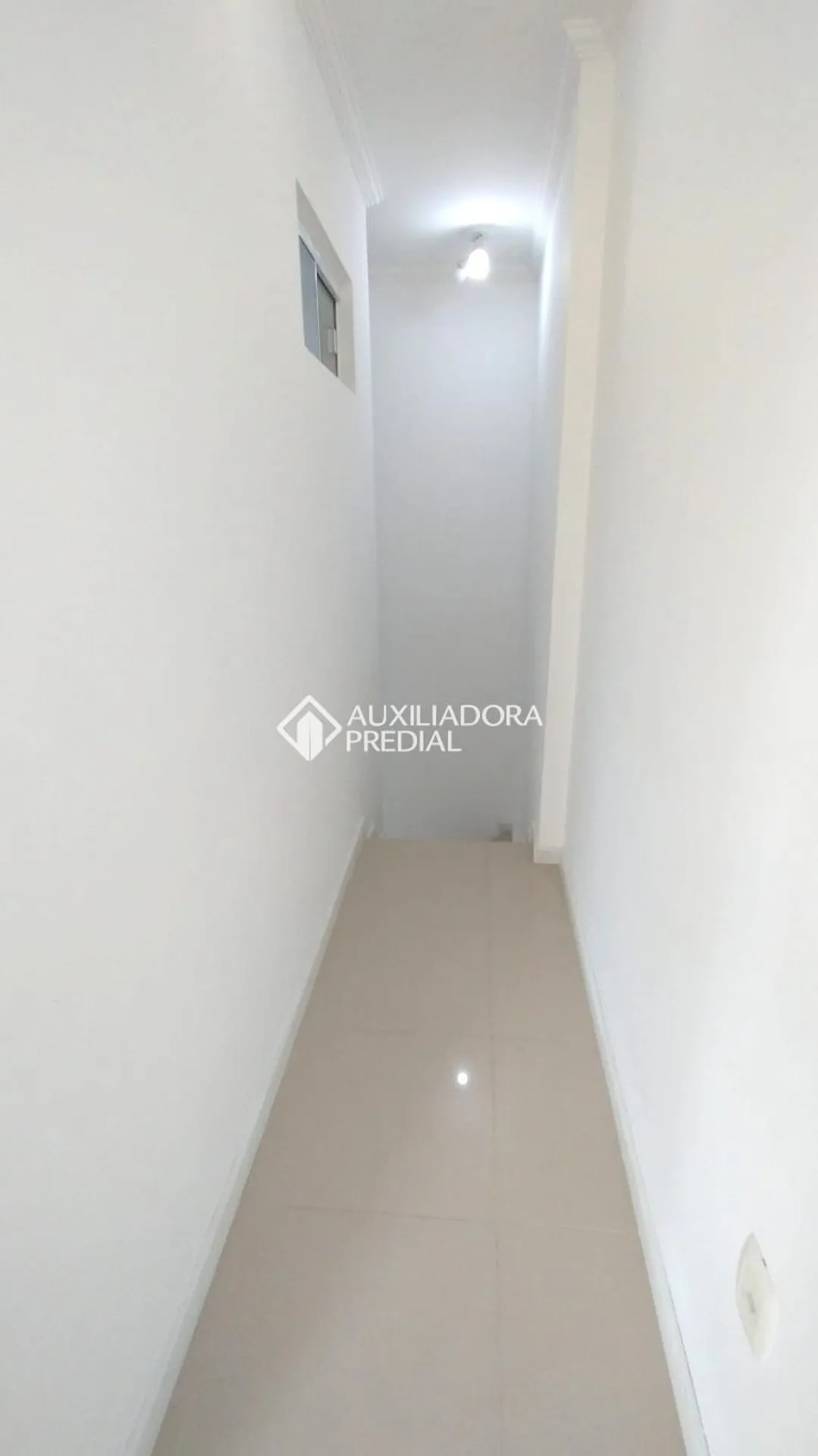 200 m² house with a bathtub and a glass-enclosed balcony