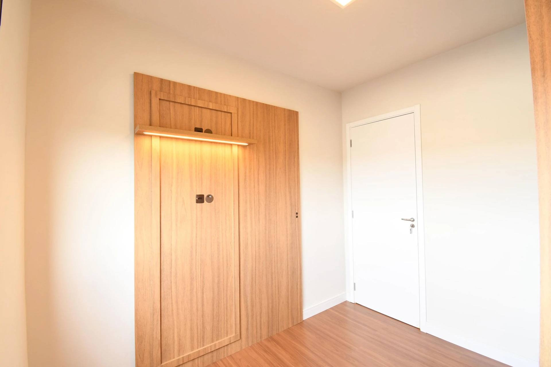 2-bedroom apartment with wood or laminate floors in Curitiba — photo 41