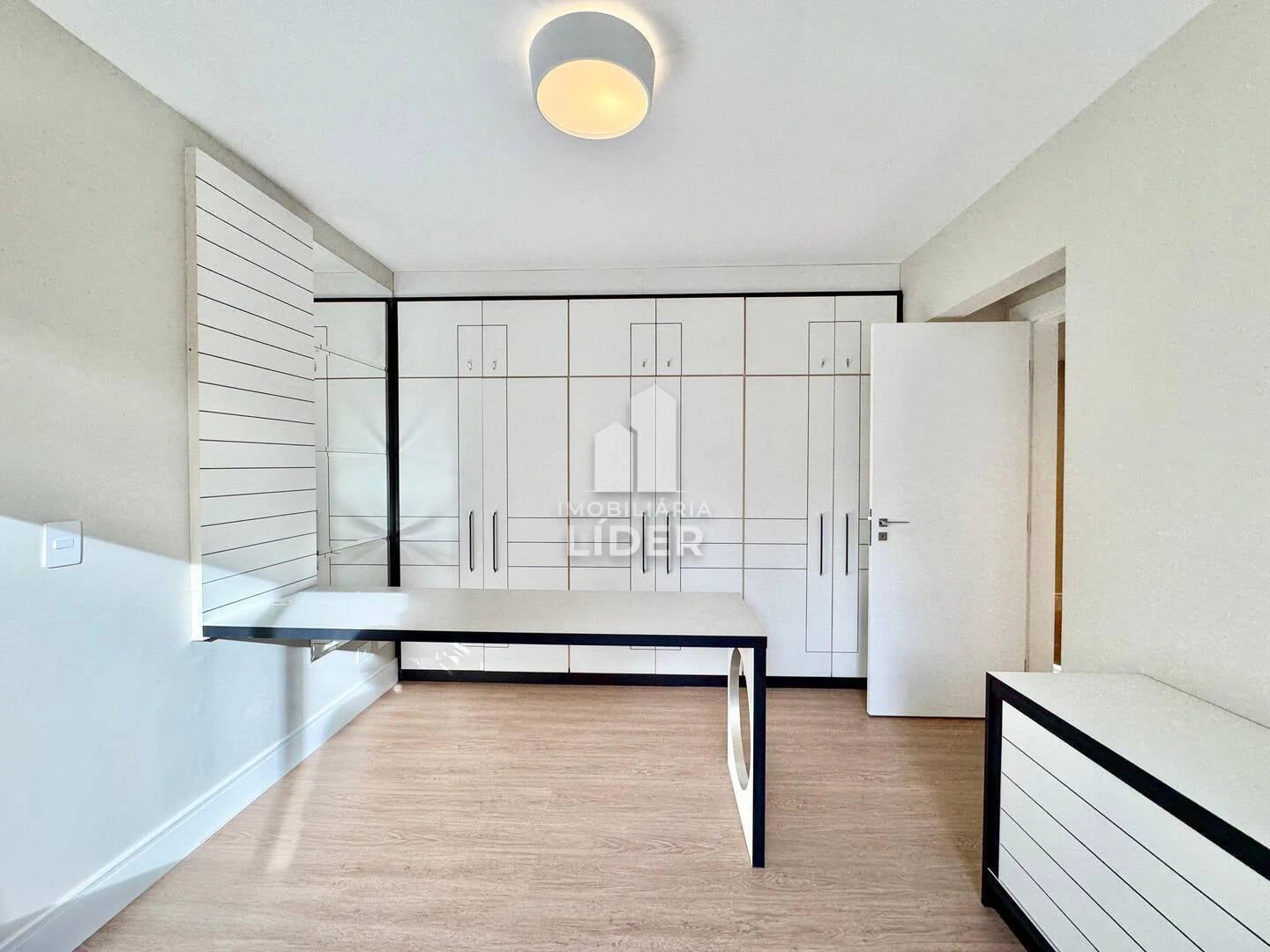 Apartment with 4 bedrooms and 3 parking spots, balcony — photo 10