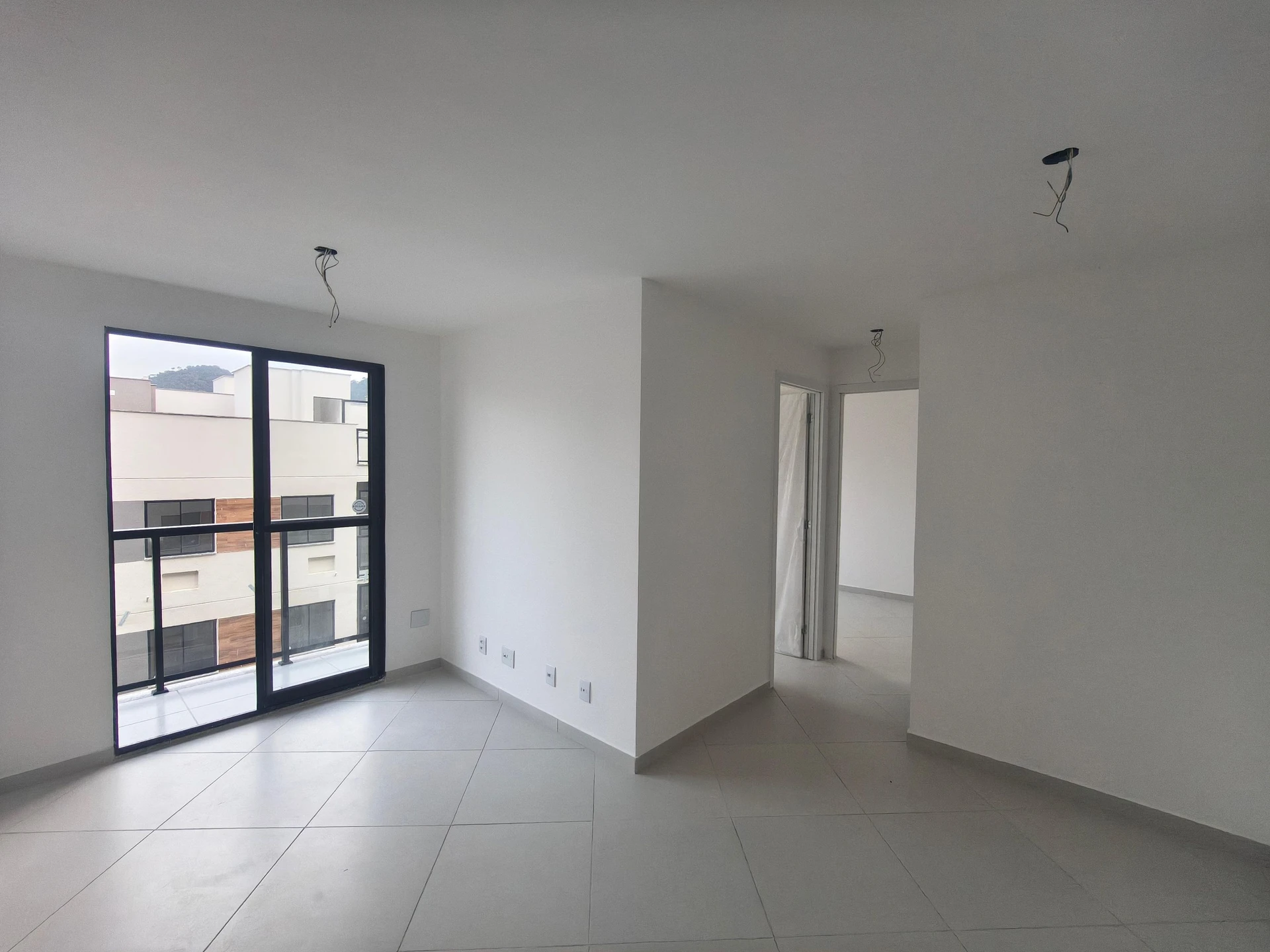 2-bedroom apartment with balcony and glass-enclosed shower — photo 9