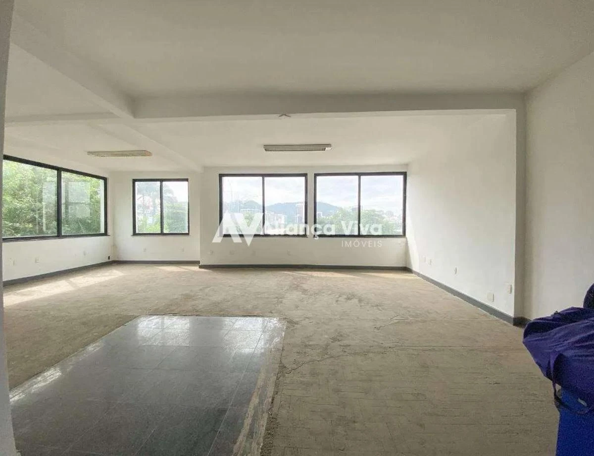Casa, 824 m², com janelas do piso ao teto — photo 9