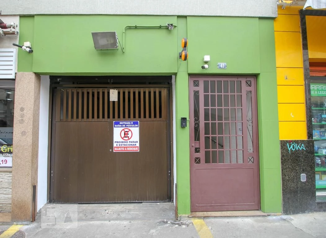 1-bedroom apartment with kitchenette and stove — photo 3
