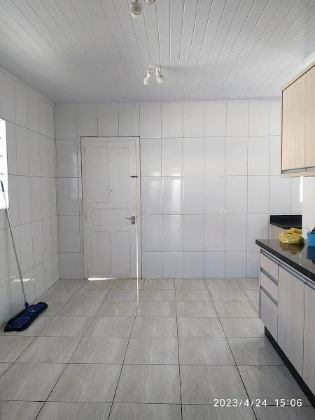 5-bedroom house with wood or laminate floors — photo 12