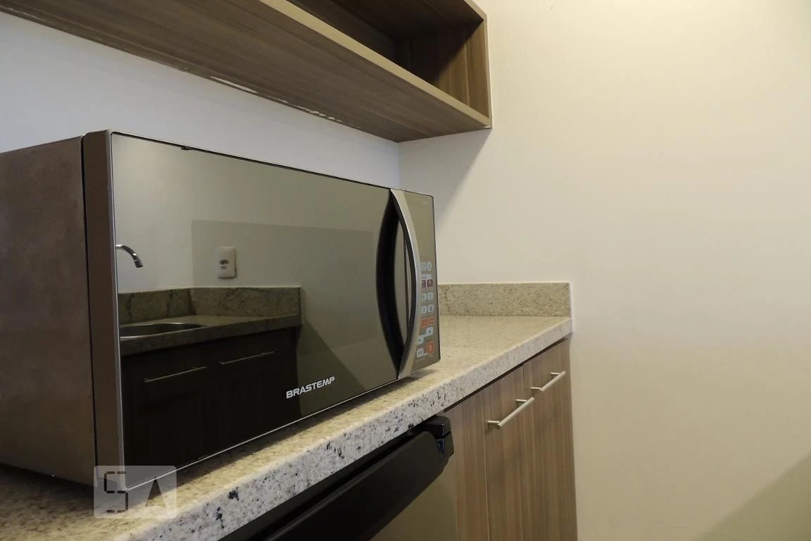 One-bedroom apartment in a building with a gym — photo 10
