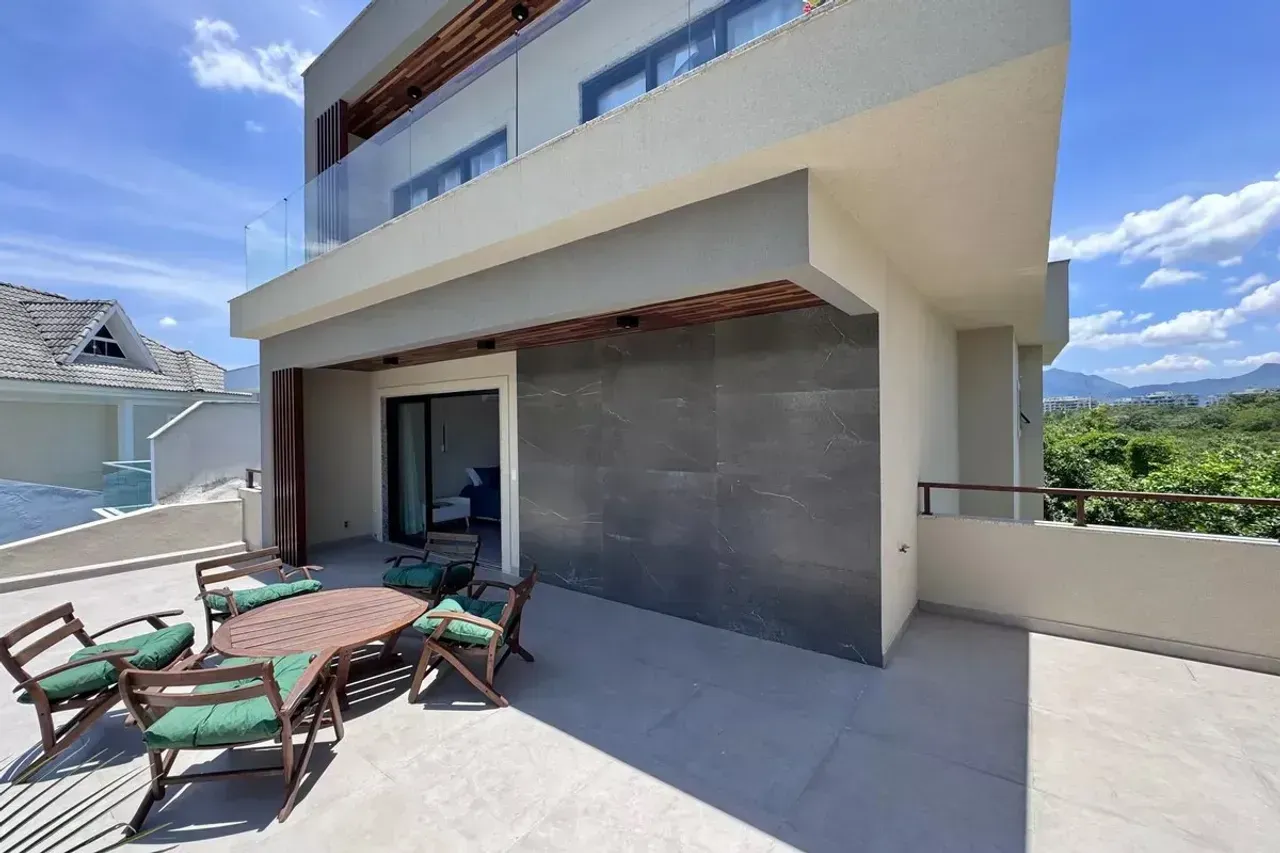 Casa de 4 dormitorios con ventanales de piso a techo — photo 16