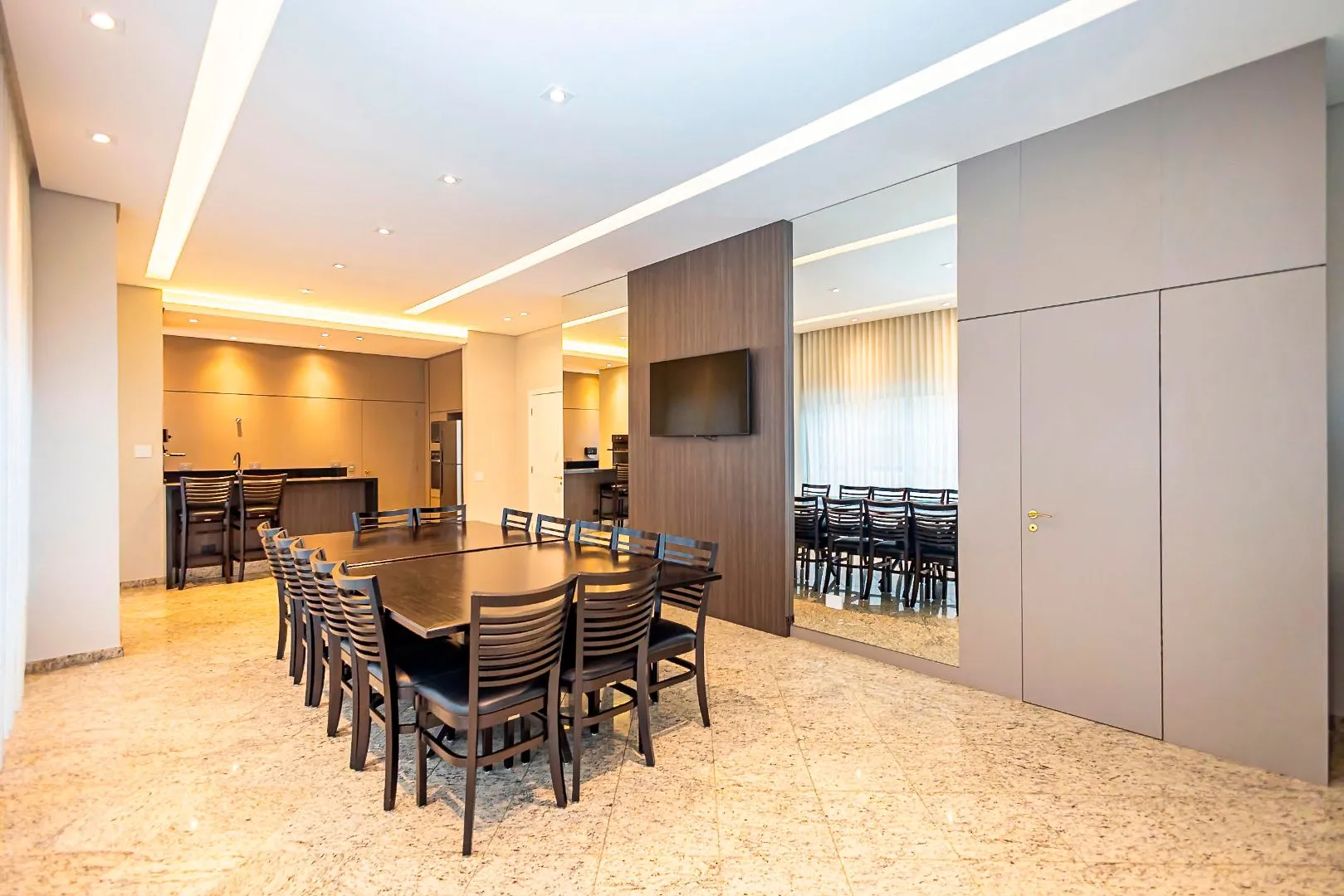 Furnished apartment with open-plan kitchen and 4 bedrooms — photo 46