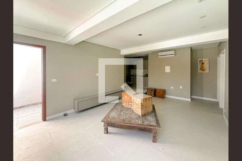 2-bedroom house, 1 with its own bathroom, 300 m²