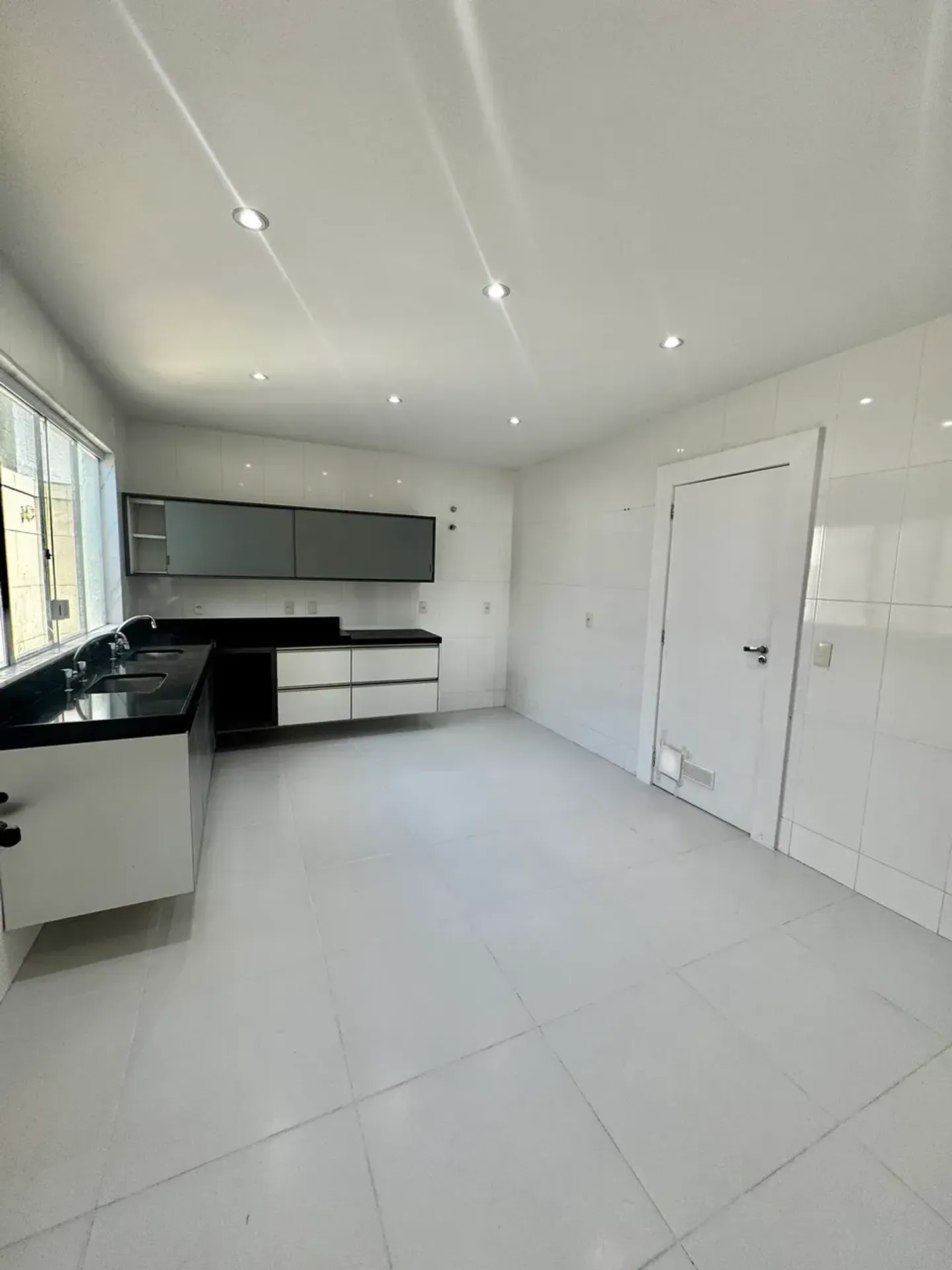 Unfurnished house with 5 bedrooms and 5 bathrooms — photo 28