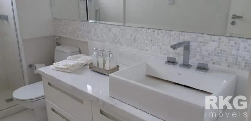 Unfurnished 4-bedroom apartment with 5 bathrooms — photo 9