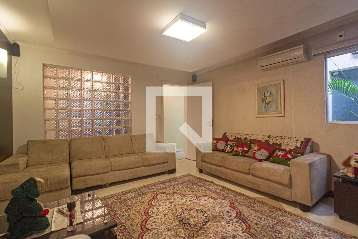 3-bedroom house with a walk-in closet in Curitiba — photo 33
