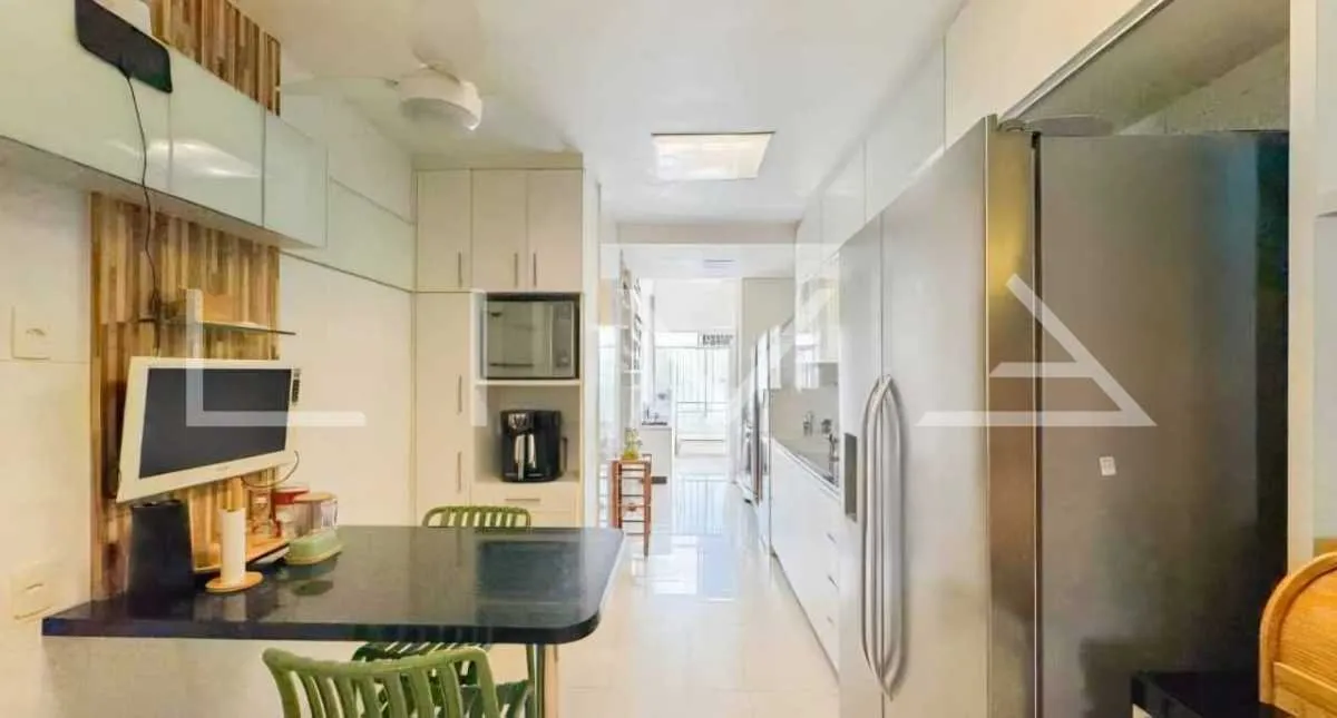 4-bedroom apartment with a grill on the balcony — photo 11