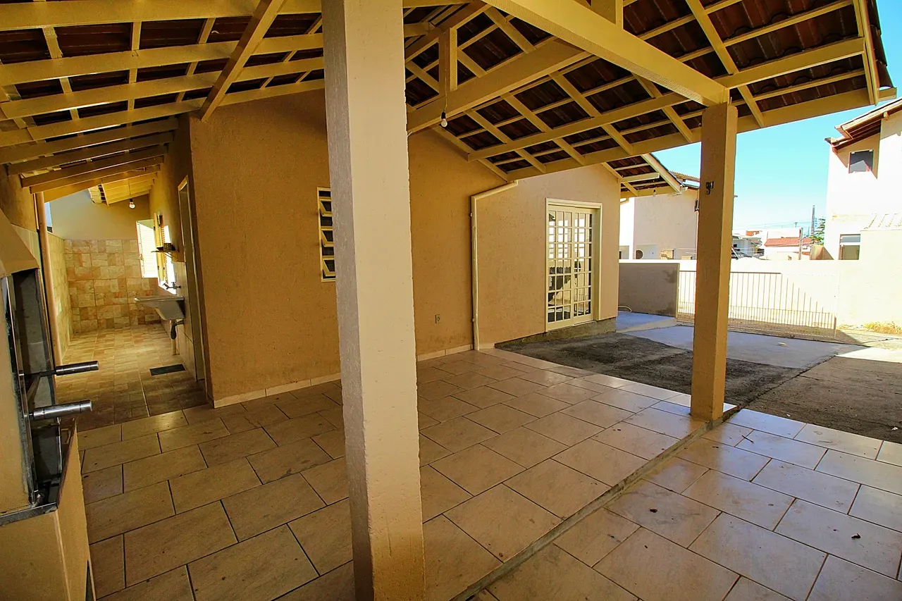 Balcony with a grill in a 2-bedroom house, 60 m² — photo 13