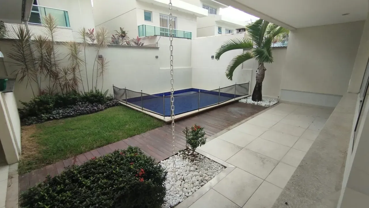 Balcony with a grill in a 5-bedroom house, 220 m² — photo 44