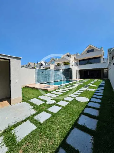 House with 4 bedrooms, 5 bathrooms and open-plan kitchen — photo 6