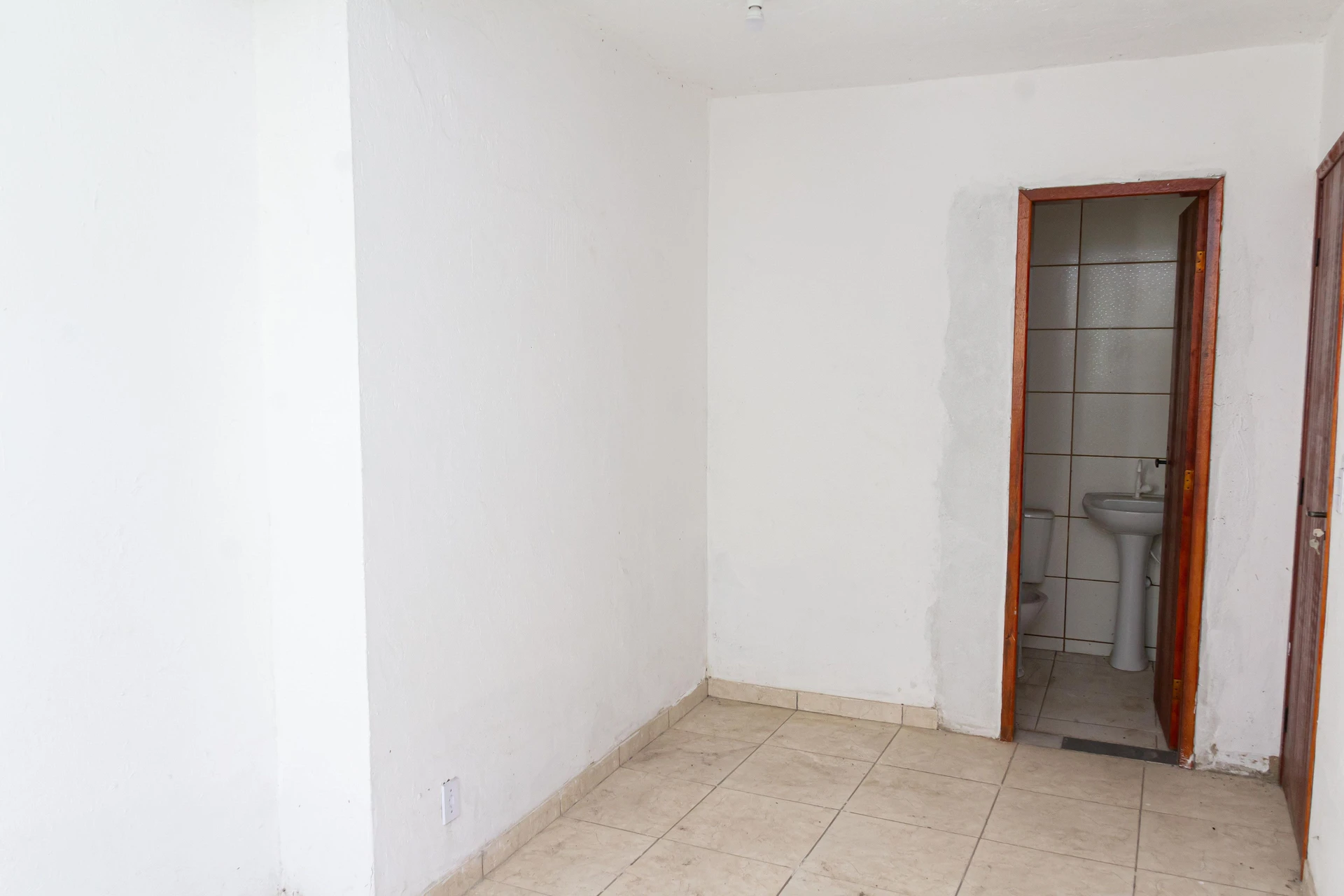 Unfurnished studio rental with private garden and 1 suite — photo 10