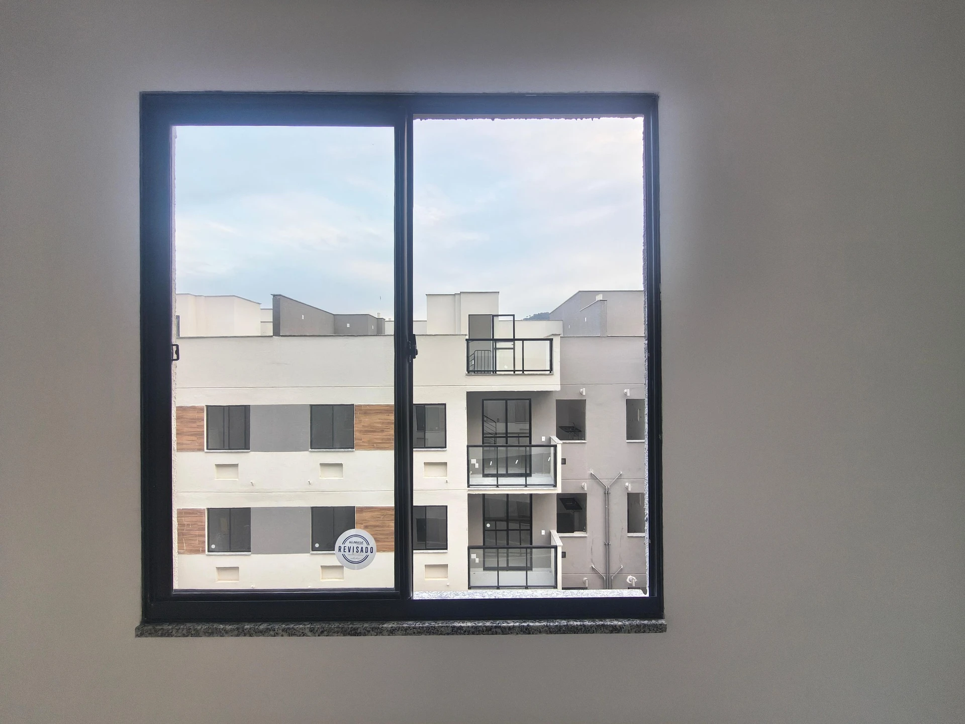 2-bedroom apartment with balcony and glass-enclosed shower — photo 5